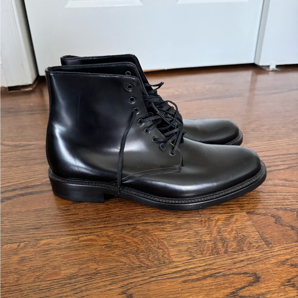 Yves Saint Laurent Sleek Black Men's Boots - Picture 3 of 5
